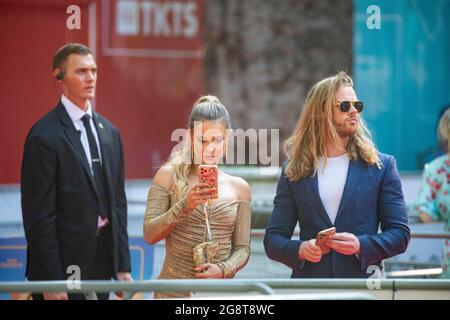 Foto zeigt: Off the Rails Filmpremiere Leicester Square Frederik Ferrier und Sophie Hermann kommen für Kelly Preston - `John TravoltaÕs Wife - las Stockfoto